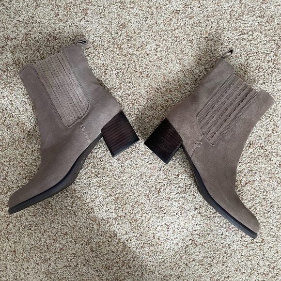 NWOT Blondo Waterproof Suede Taupe Zip Up Boots Size 9 - Picture 5 of 10